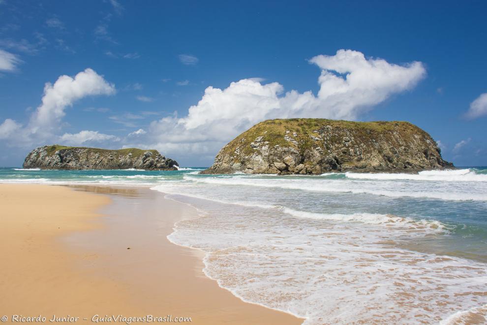 Imagem dos morros no mar da Praia do Leão.